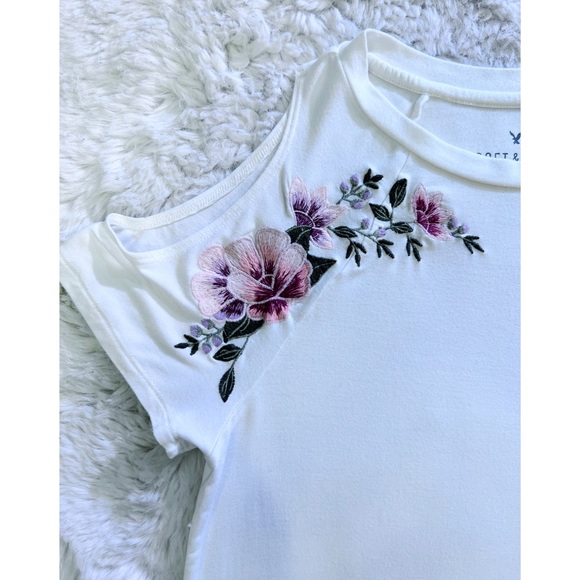 EUC | American Eagle Cold Shoulder Embroidered Tee | XS | “Soft & Sexy” Line - Picture 7 of 13